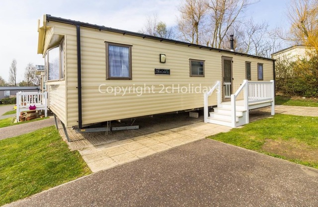 Great caravan at Hopton Haven, perfect for seaside breaks in Norfolk ref 80020T