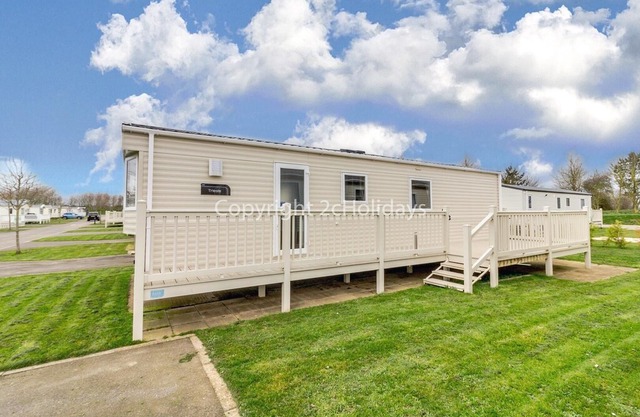 Great caravan for hire with decking at Skipsea Sands in Yorkshire ref 41004B