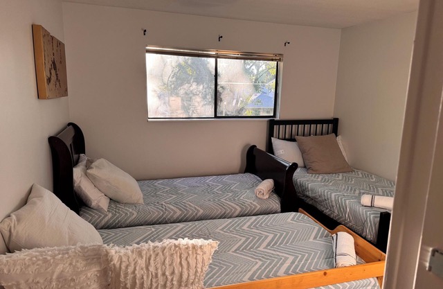 GREAT DEAL! Park side home/7 mins from Downtown