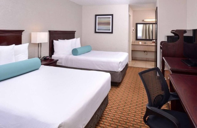 Great Deal! Two Modern Units, Pool, Breakfast, Parking, Shuttle