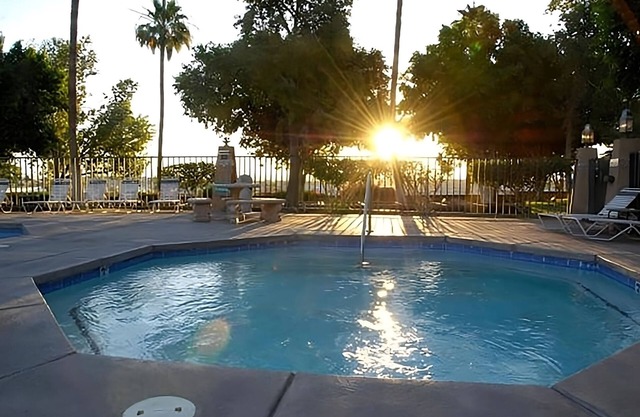 GREAT DESERT STAY! COMFY AND MODERN UNIT, POOL, PARKING AND POOL