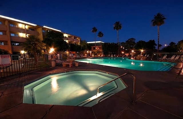 GREAT DESERT STAY! COMFY UNIT, POOL, PARKING