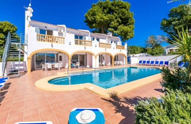 GREAT DISCOUNTS ON WINTER LETS APT D, IST FLOOR 2 BED, SLEEPS 6, SHARED POOL