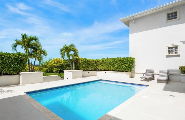Great for Couples, Centrally Located W/Pool!