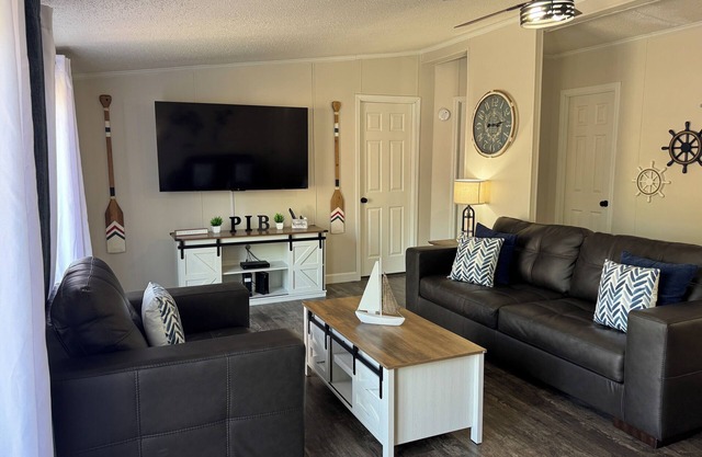 Great for Groups of 8! Full Deck and Grill. 3 BR 2 BA Home in Island Club IC5
