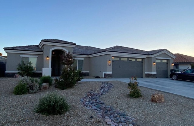 Great for traveling for work or a vacation. Spacious 4-bedroom house in Kingman