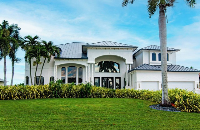 Great Getsme – Luxury Lakefront Villa with Pool, Jacuzzi & Golf Course Views