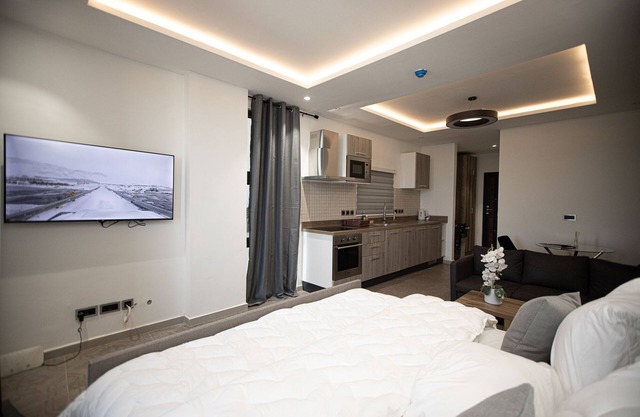 Great Location,10 minutes drive from Kotoka Int Airport ,Accra 90 usd a night