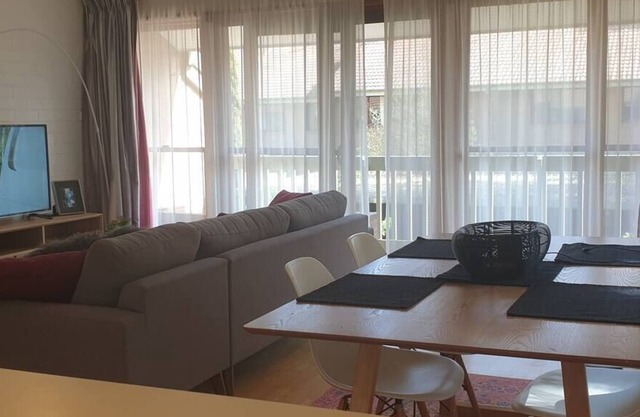 Great Location 2Bed 1Bath w/ Parking close to CBD