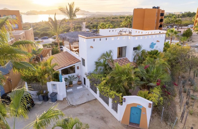 Great location! Short Walk to Private Beach, Amazing Views, Heated Private Pools