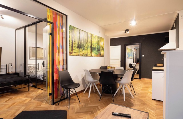 Great location/transport/amenities. 1-8 people FREE CONTINENTAL BREAKFAST & WIFI