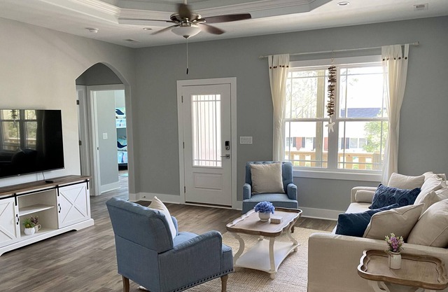 Great location, walkable to beach, park, and close to town!