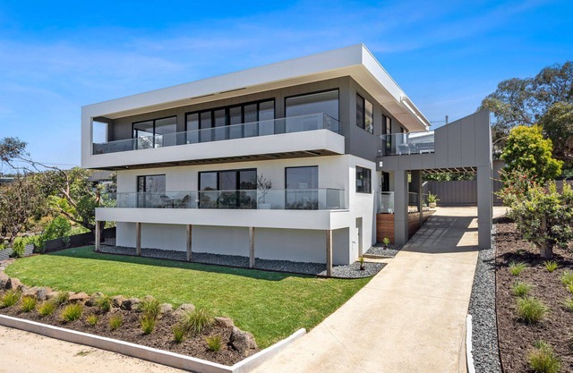 Great Ocean Views, Ultra-modern contemporary house situated in an exclusive area