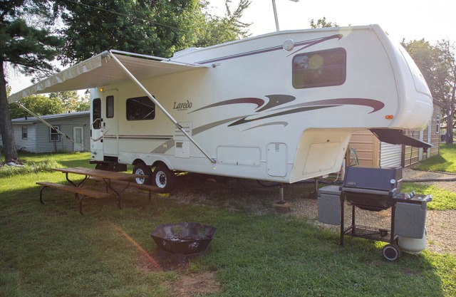 Great RIver Road 5th Wheel RV with campsite and full hookup on Mississippi backwaters