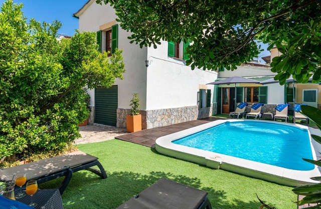 Great townhouse with private pool and summer kitchen near the centre.