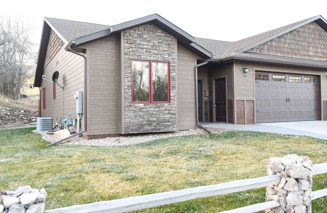 Great TwinHome w/ Full Game Room Large Open Kitchen & Close to Spearfish Park