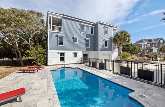Great Views, Private Pool, in Dolphin's Ridge Community!