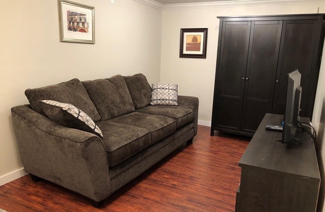 GREAT WEST VANCOUVER Location ! LARGE 1700 SF - 2 BEDROOM /2 BATH Garden Suite