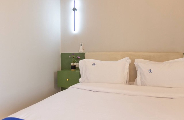 Green Light 2BR W/Balcony, Lotus, By Travelholic