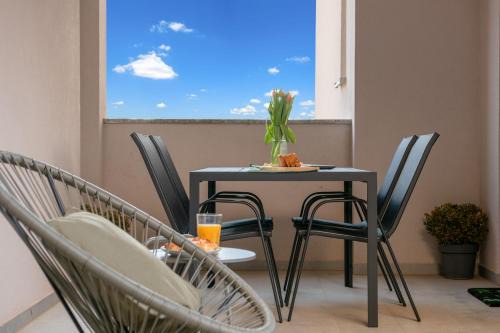 Green Nest, ground floor apt with private garden & garage - NEW IN 2024!