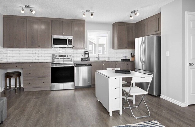 Grey Havens Laneway home w/garage, balcony, AC near WEM!