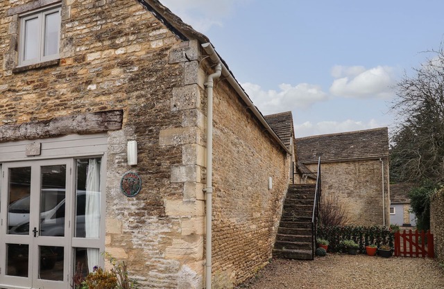 GREYHOUND BARN, pet friendly in Barnsley, Gloucestershire