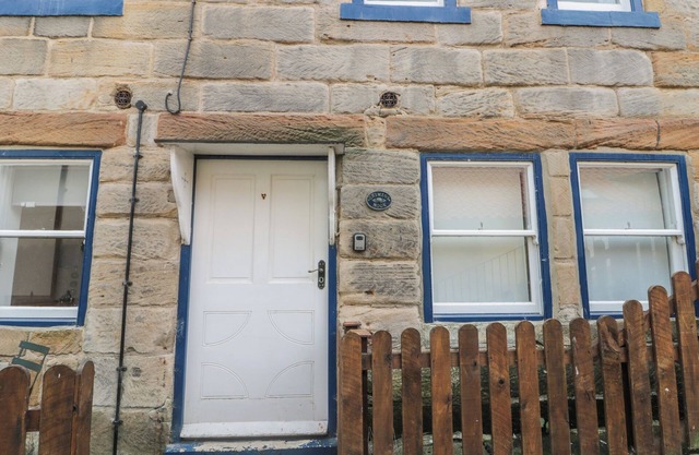 GRIMES NOOK, pet friendly, character holiday cottage in Staithes