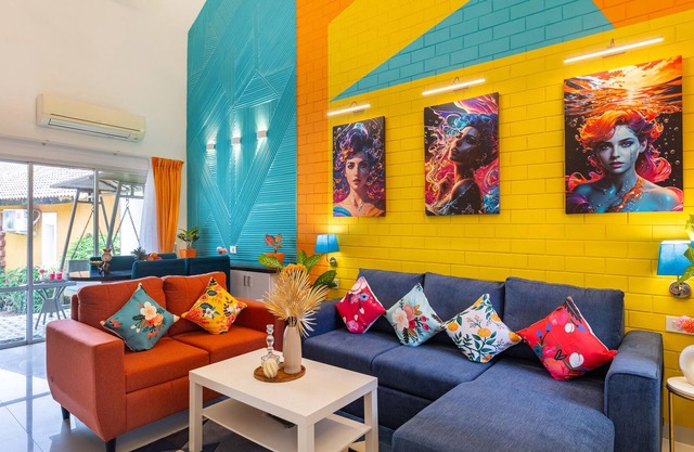 GROOVY BY ALOHAGOA! Stunning 3BHK Villa with High Ceiling, pop art décor,Porches