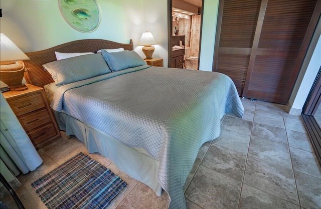 Ground-Floor, End Condo w/ Lanai, Shared Hot Tub/Pool/Tennis - Near the Beach!