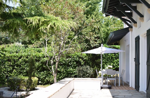 Ground floor of 240 m2 villa with dominant view of the Pyrenees and Spain