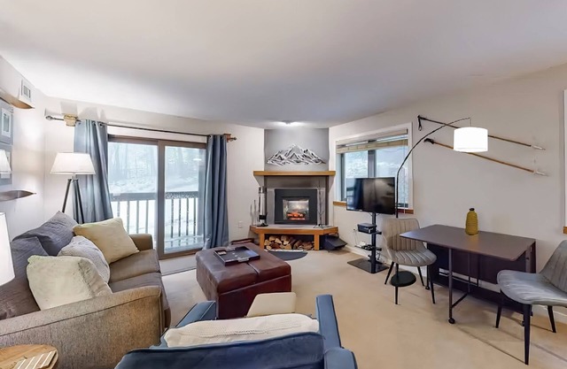 Ground Floor ski-in/out condo, full kitchen & high-speed WiFi