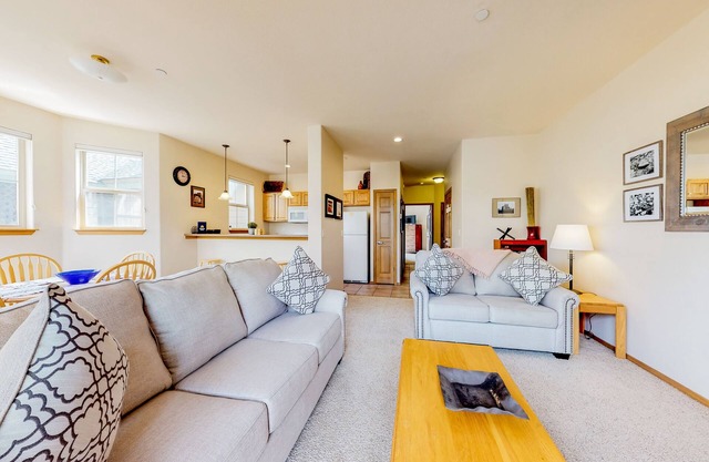 Ground-level condo w/private balcony & shared hot tub - on bus route
