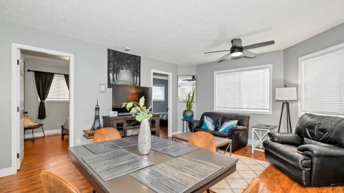 Ground level suite close to amenities, shopping
