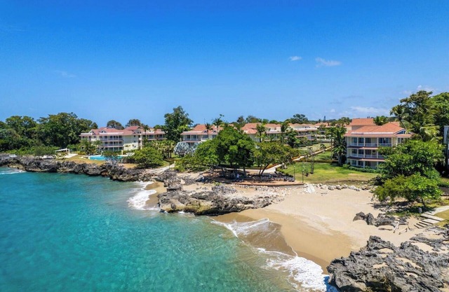 Groundfloor condo on the beach, 3BD/3BT, pool, near everything in Sosua