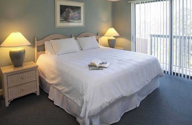 Group-Friendly 2BR with Lakefront Porch, Kitchen, Tennis, Bikes and Poolside