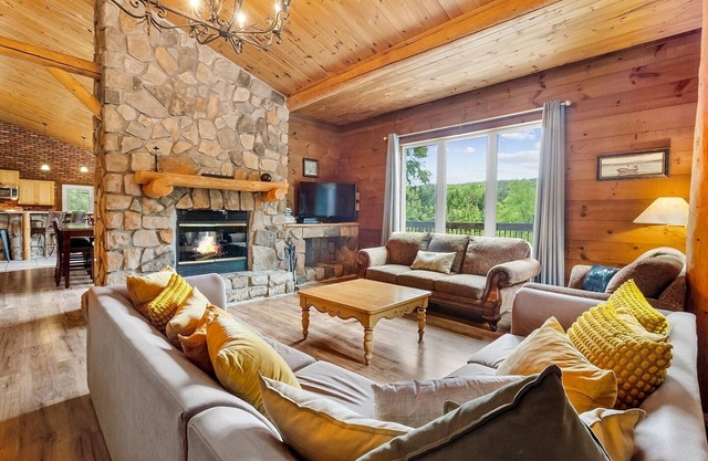Group oriented 6 BR waterfront cottage with pool table & SPA near Mont Tremblant