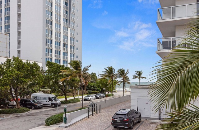 GU2-On the water-1-bedroom-private patio-with BBQ-WiFi, AC-downtown-restaurants