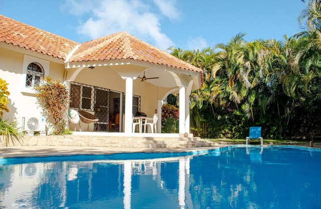 Guest-friendly 2BD villa, private pool/garden, TV/Netflix/WiFi, steps from beach