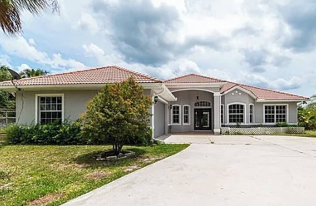 Guest house in Everglades estates by the water