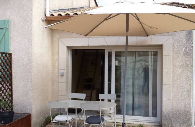Guest-House: Studio with mezzanine between Montpellier and Sète, sea and scrubland.