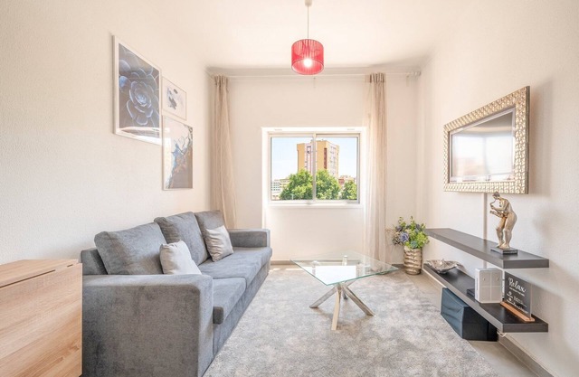 GuestReady - Art-Noveau Minimalism in Amora