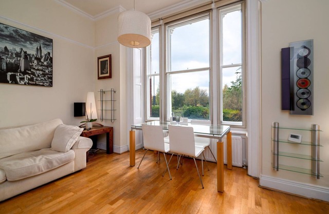 GuestReady - Lovely apt overlooks Clapham Common