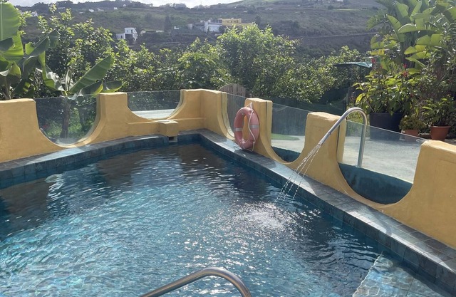 Guia house with swimming pool and jacuzzi