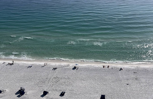 GULF FRONT with Amazing Views, 3 Pools,Tiki Bar! Zero entry beachfront pool!