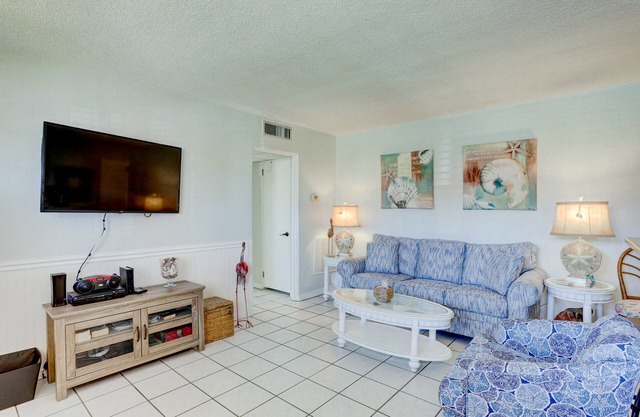🐚 Gulf Winds Ground-Floor Condo — Beachy Vibes & Easy Access