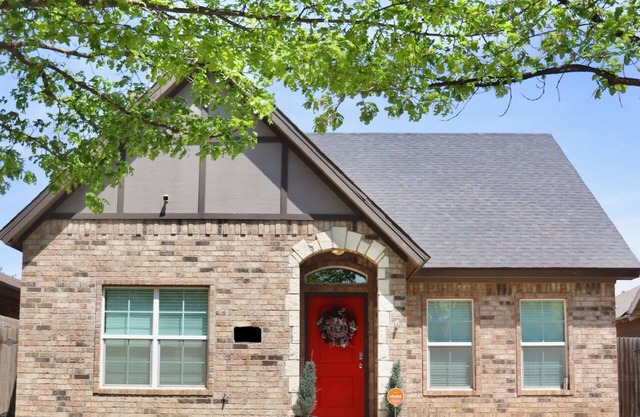 Guns Up Getaway N. Overton. Spacious 3-3 with optional studio. Walk to campus.