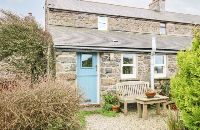 GURNARD'S COTTAGE, pet friendly, with open fire in St Ives