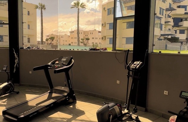 Gym/Pool. Apartment Ideal for long stays.