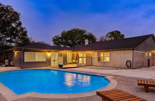 H-Town Pool House Arcade Pool Table 2 King BD HBO Max 6 Beds