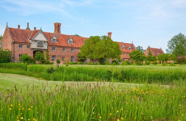 Hales Hall - Seven Bedroom House, Sleeps 14